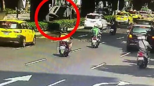 移動神主牌！男開車恍神撞分隔島翻車
