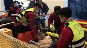 苗栗縣男童在室內樂園玩4D遊樂器材，左腳遭機器捲入。（圖／翻攝畫面）