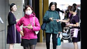 主計總處公布11月工業及服務業薪資統計（1）主計總處10日公布107年11月工業及服務業薪資統計結果，全體受僱員工人數771萬3000人，本國籍全時受僱員工經常性薪資平均為4萬3560元，加計獎金及加班費等非經常性薪資後，總薪資平均為4萬8995元。中央社記者張皓安攝　108年1月10日