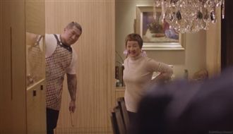 反差萌！館長穿圍裙反毒　網友暴動了