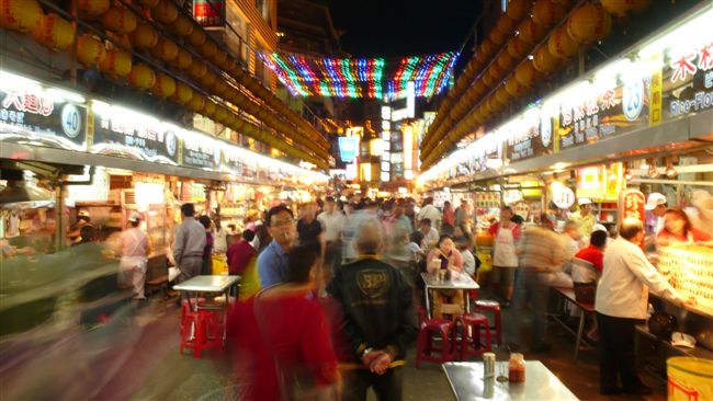 基隆廟口夜市是觀光客與在地人都愛造訪的熱門景點。（圖／攝影者Yu-Ching Chu, Flickr CC License）