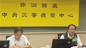 桃機春節啟動16部X光機　隨身行李百分百檢疫非洲豬瘟中央災害應變中心31日舉行記者會，農委會副主委黃金城（右）會中表示，2月2日起桃園機場將啟動16部X光機檢驗旅客隨身行李，預估每小時可處理4000人次，大於春節期間估計入境最高峰的每小時2400人次，將可落實100%檢疫。中央社記者楊淑閔攝　108年1月31日