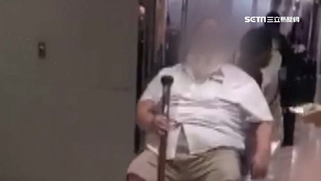空姐遭逼擦屎！洋男過世　身份被起底