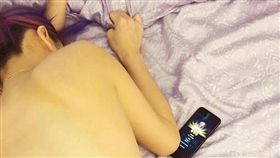 性愛是每對情侶生活不可或缺的事之一，但有一名男網友抱怨，他的女友是手機重度成癮者，就連在「愛愛」時，女友仍在床上刷手遊，讓他氣得痛罵：「我在X妳，妳在刷機」。（圖／翻攝自爆怨公社）