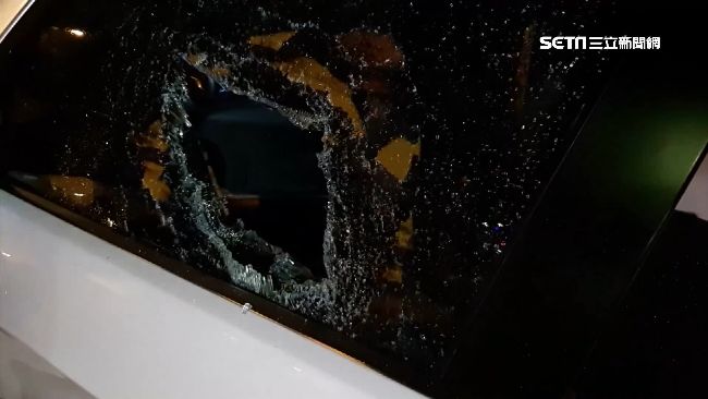 情侶講電話吵架　男拿石怒砸百萬愛車