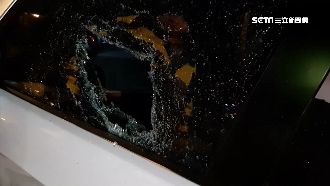 情侶講電話吵架　男拿石怒砸百萬愛車