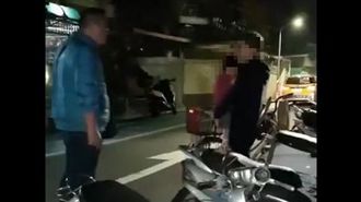 狠父抓稚女倒立狠甩　正義哥當街飆罵