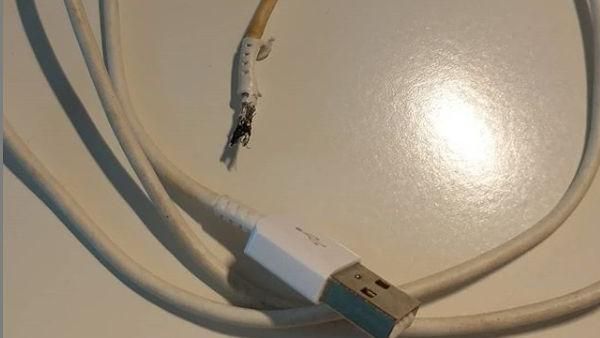 充電線起火！男星堅持繼續睡險釀災