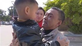 狠情侶賣兒當分手費　爺1年後找回愛孫崩潰：他是我的生命（圖／翻攝自梨視頻）