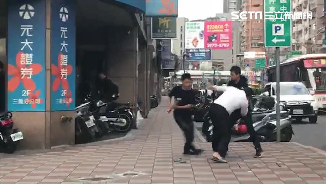 談判帶球棒護身　男反遭惡煞奪棒痛毆