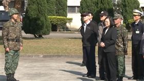 蔡英文臉書發文，年假前最後一發，大家轉起來！守護台灣安全，就靠四大天王！放假前，讓我們一起向四大天王致敬！臉書