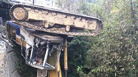 新北市，平溪，怪手，操作不慎，翻覆