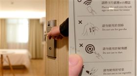 飯店房卡背面的使用說明，讓網友看了笑噴。（圖／翻攝爆廢公社）