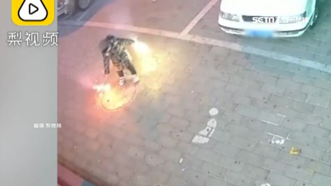 童把仙女棒插下水道　沼氣爆炸險升天