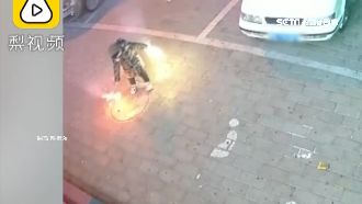 童把仙女棒插下水道　沼氣爆炸險升天