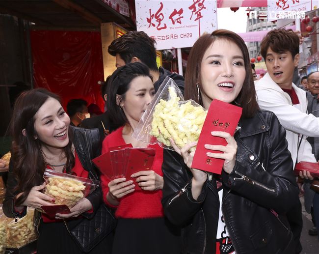 三立新八點檔「炮仔聲」年貨大街掃街賀年，演員吳東諺、陳子玄、陳志強、吳婉君、王宇婕。（記者林士傑/攝影）