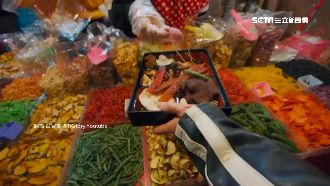 帶空盒逛年貨大街　網友被「塞滿」啦