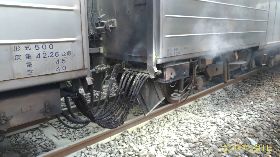 區間車廂外冒煙 台鐵：電器連結線燒毀