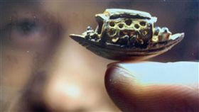 新北,陳逢顯,毫芒雕刻,三隻小豬,故宮,翠玉白菜,橄欖核。翻攝畫面