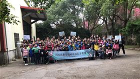 「108孩要幸福相扶成長冬令營」活動進入尾聲，今日特別與林口在地生津製茶廠合作，透過廠長生動活潑的解說，讓大小朋友在茶園中親自體驗傳統茶文化，並認識各種茶製品的製作過程。茶廠也特別安排台灣特色飲品珍珠奶茶DIY體驗活動，讓小朋友們做中學、玩體驗，特別感謝林口生津茶葉贊助本次活動，為冬令營的小朋友們帶來獨一無二的校外教學體驗。