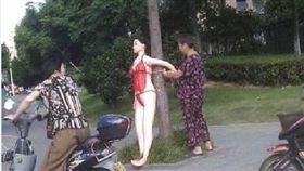 爆廢公社,充氣娃娃,婆婆,媳婦,蕾絲內衣（圖／翻攝自臉書爆廢公社）