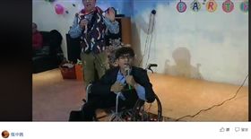 忠義在個人臉書上傳已故哥哥忠仁參加活動時的歌唱影片，並以文字表達哥哥對永遠保持正面的人生觀。（圖／翻攝自張中義臉書）