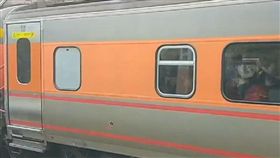 快訊！苗栗自強號驚傳旅客跌落　當場被撞慘死鐵道上（圖／翻攝畫面）