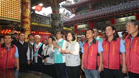 蔡英文陳其邁赴高雄義民廟參拜祈福民進黨主席蔡英文（前右4）23日南下高雄為同黨高雄市長候選人陳其邁（前右5）造勢衝刺選情，並前往義民廟參拜祈福。前右6為總統府秘書長陳菊。中央社記者吳翊寧高雄攝　107年11月23日