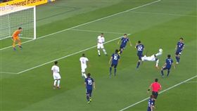 ▲卡達阿里倒掛金鉤。（圖／取自YouTube畫面）