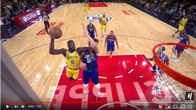 ▲史蒂芬森上籃，防守他的快艇中鋒意外挨了一拐。（圖／翻攝自House of Highlights）