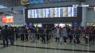 春節連假首日　出入境旅客塞爆桃機