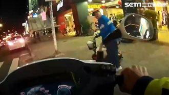老翁推電動車…暖警回頭追上護送回家