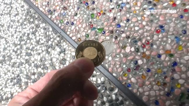 門口鑲12硬幣被挖走　店家：觸霉頭