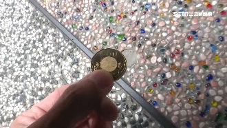 門口鑲12硬幣被挖走　店家：觸霉頭