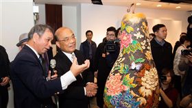 行政院長蘇貞昌2日出席「台灣工藝之巔」聯展的開幕。（圖／行政院提供）