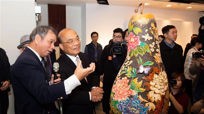 參觀工藝　蘇揆自稱是畫家丈夫兼助手