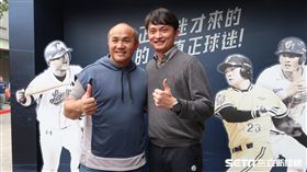 馮勝賢邀請張泰山參觀30周年特展。（圖／記者王怡翔攝影）