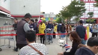 年前周末爆人潮　好市多拉紅龍控管