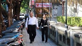 林益世彭愛佳牽手現身最高法院8月底就財產來源不明罪部分，判處前行政院秘書長林益世（左）有期徒刑2年定讞，近日將發監。林益世18日為誣告案到高院開庭，與妻子彭愛佳（右）牽手現身。中央社記者蕭博文攝　107年9月18日