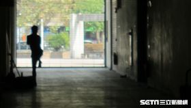 ▲Lamigo本土投手在太保球場室內甩毛巾。（圖／記者蕭保祥攝影）