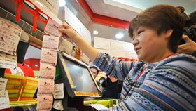 台彩春節加碼宣傳造勢（2）台灣彩券31日在台北舉辦「春節買彩券 迎財大三元」投注站造勢活動，台彩表示，大樂透自2月1日至2月10日天天開獎，2月1日至2月5日也將加開9個號碼，對中其中6個號碼即可中得新台幣100萬元，加碼期間共提供360組百萬元獎項。中央社記者裴禛攝　108年1月31日