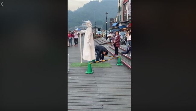 男子看飄浮街頭藝人　用手機拍裙底