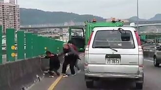 貨車駕駛超車嗆聲　反遭3男聯手痛毆