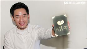 必勝大丈夫周孝安手作筆記本。（記者邱榮吉/攝影）