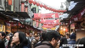 農曆過年前夕，民眾前往迪化街採買年貨，人潮湧現，出動警方交通管制。 圖／記者林敬旻攝