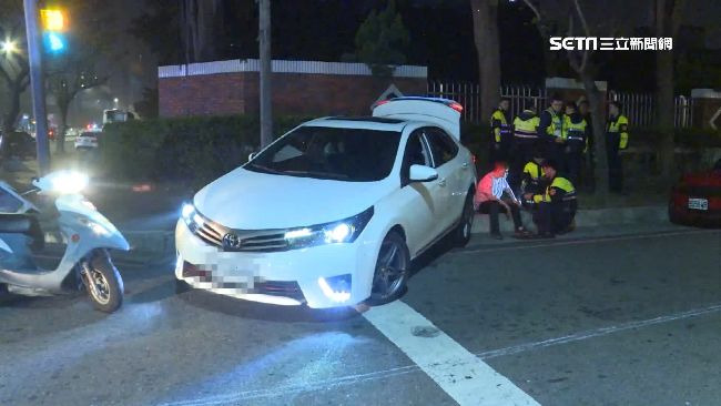 拉K駕車一路鳴笛　男拒檢自撞人行道