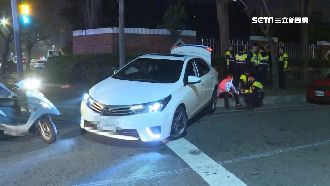 拉K駕車一路鳴笛　男拒檢自撞人行道