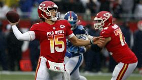 ▲馬霍梅斯（左）是第2個單季傳出50次達陣、5000碼以上傳球距離球員。（圖／美聯社／達志影像）