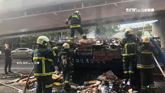 回收車邊走邊燒！汽車美容店灑水救火