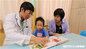 職能治療師施益湋與家長一起陪著孩子進行繪本導讀。（圖中人物與此新聞無關／周立偉、施益湋提供）
